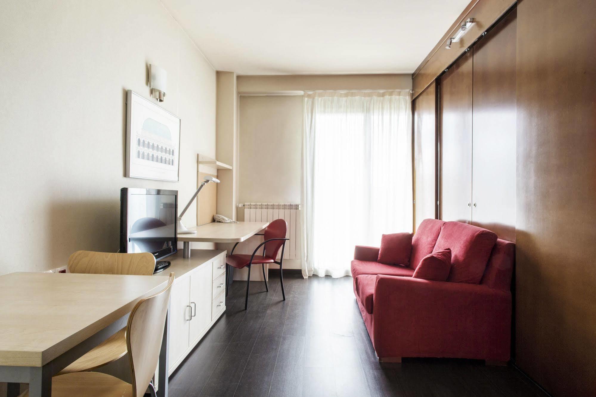 Residencia Universitaria Resa Giner De Los Rios Alcalá de Henares Exteriér fotografie