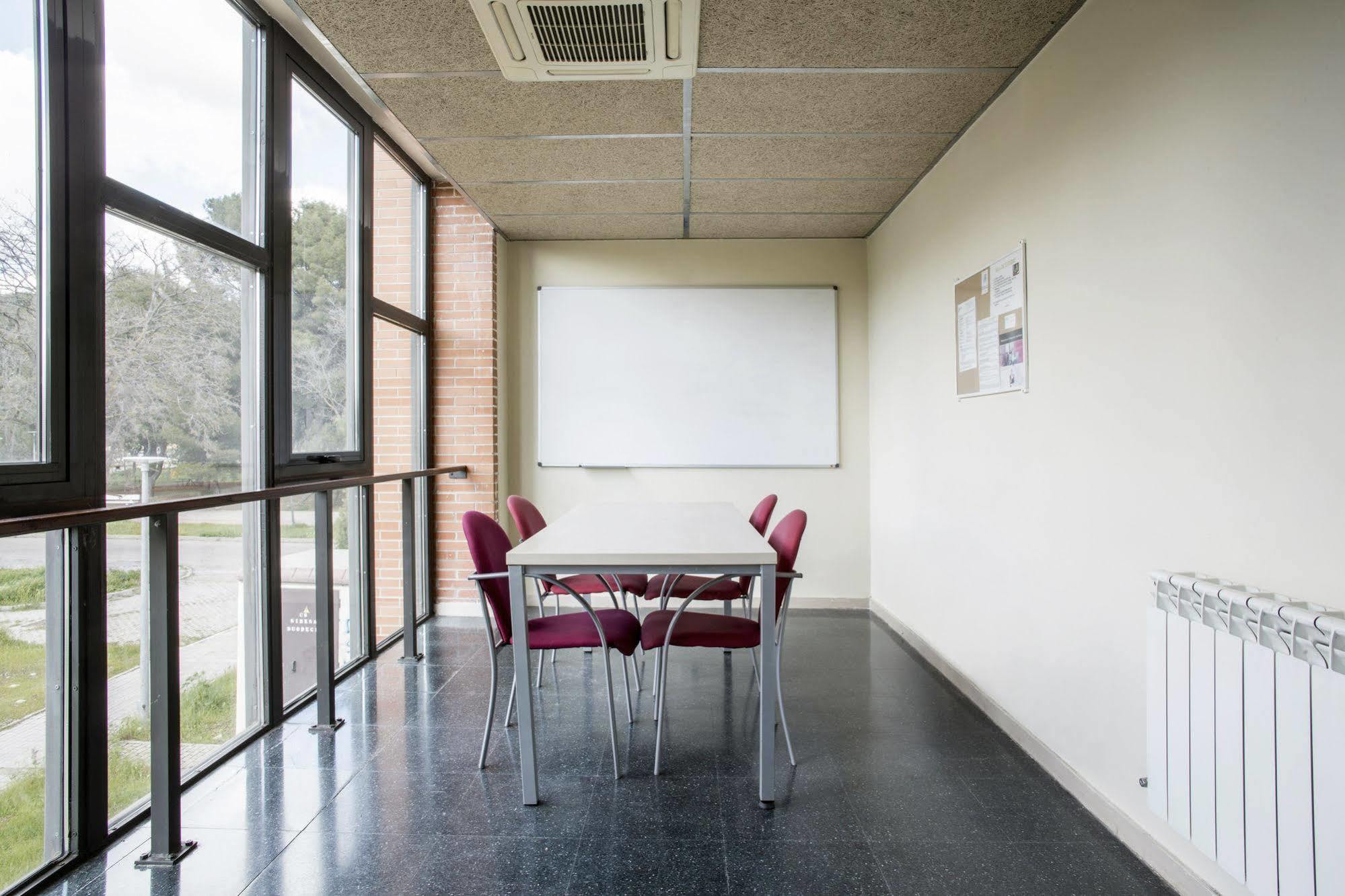 Residencia Universitaria Resa Giner De Los Rios Alcalá de Henares Exteriér fotografie